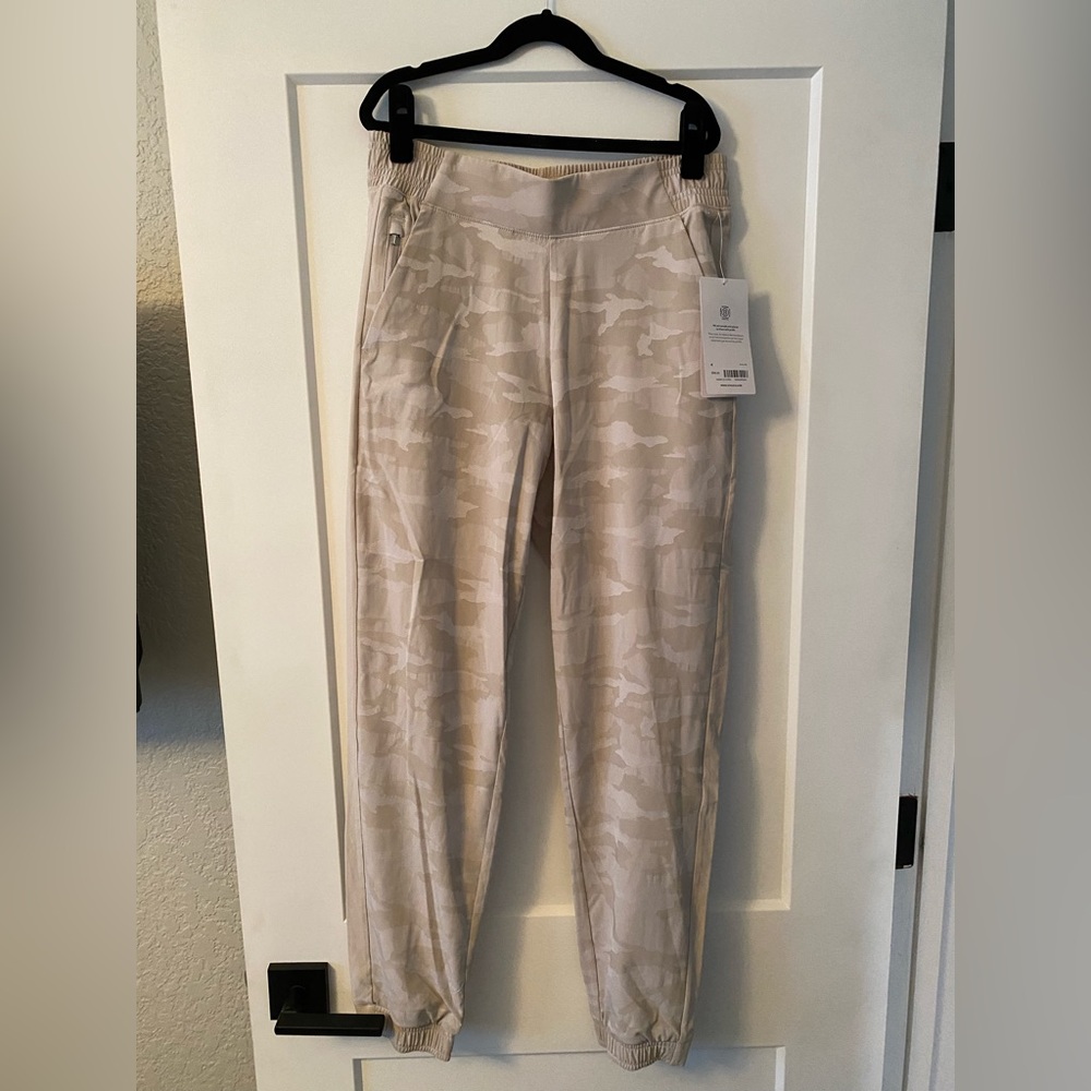 ATHLETA Brooklyn Textured Jogger Size 4 Tan Beige Camo Print Zip Pockets